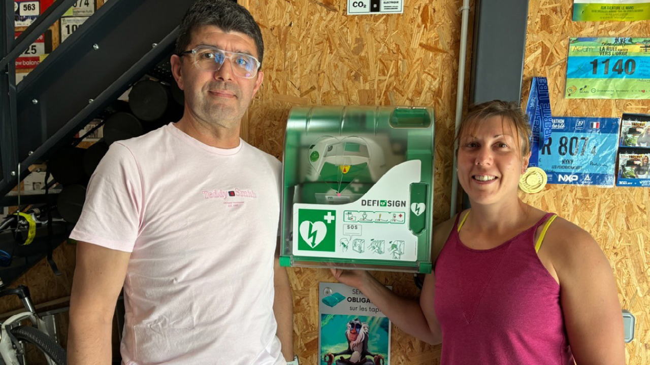 Medisol spendet einen AED an das Fitnessstudio in Bell&ecirc;me