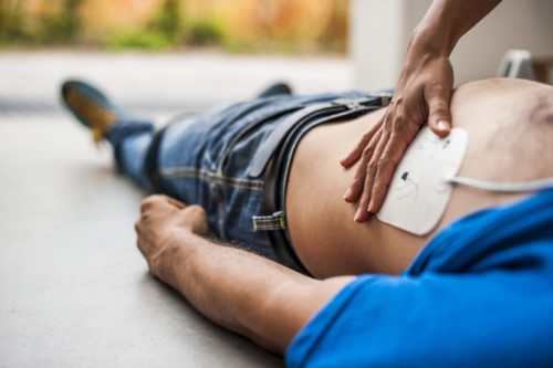 Defibrillatoren helfen und retten Leben